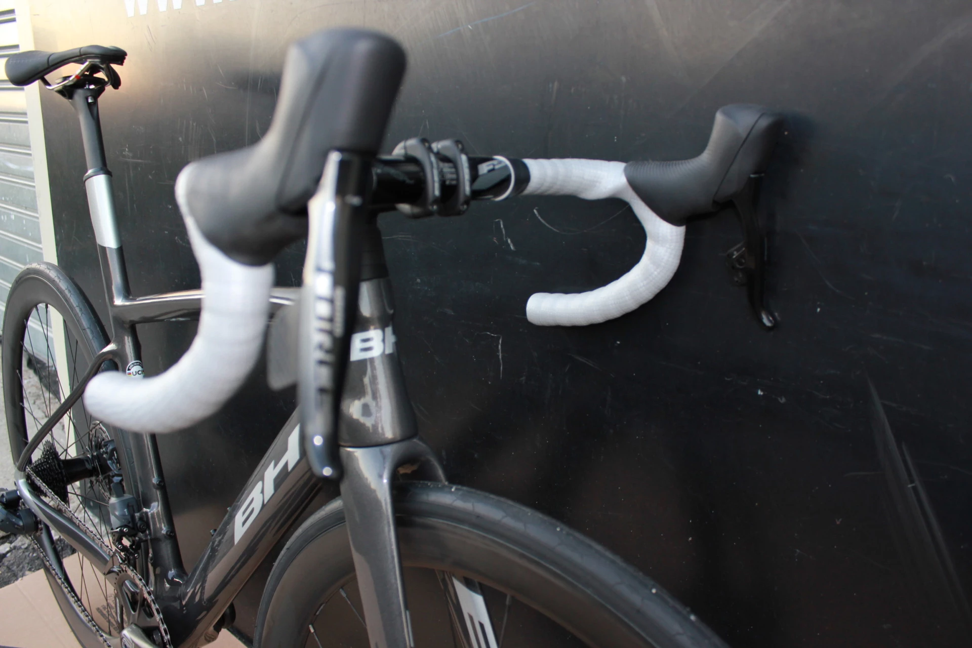 Vélo BH G8 DISC « Limited Edition » SRAM Force AXS 12V Gris 6 Vélo BH G8 DISC « Limited Edition » SRAM Force AXS 12V Gris – Image 4