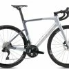 Vélo BH RS1 3.5 Carbone Shimano 105 Di2 12V 2023 Gris Métal -Vélos de Route Remise BH RS1 3.5 2023 gris blanc