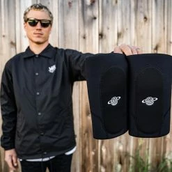 GENOUILLERES SPACE BRACE DENNIS ENARSON 8 GENOUILLERES SPACE BRACE DENNIS ENARSON -Vélos de Route Remise genouilleres space brace dennis enarson 2