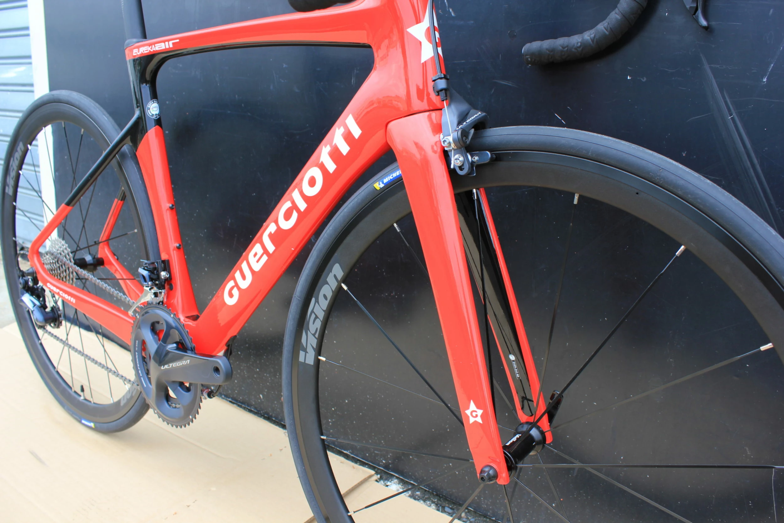 Vélo GUERCIOTTI EUREKA AIR Carbone Shimano Ultégra 8000 11V Noir/rouge 6 Vélo GUERCIOTTI EUREKA AIR Carbone Shimano Ultégra 8000 11V Noir/rouge – Image 4