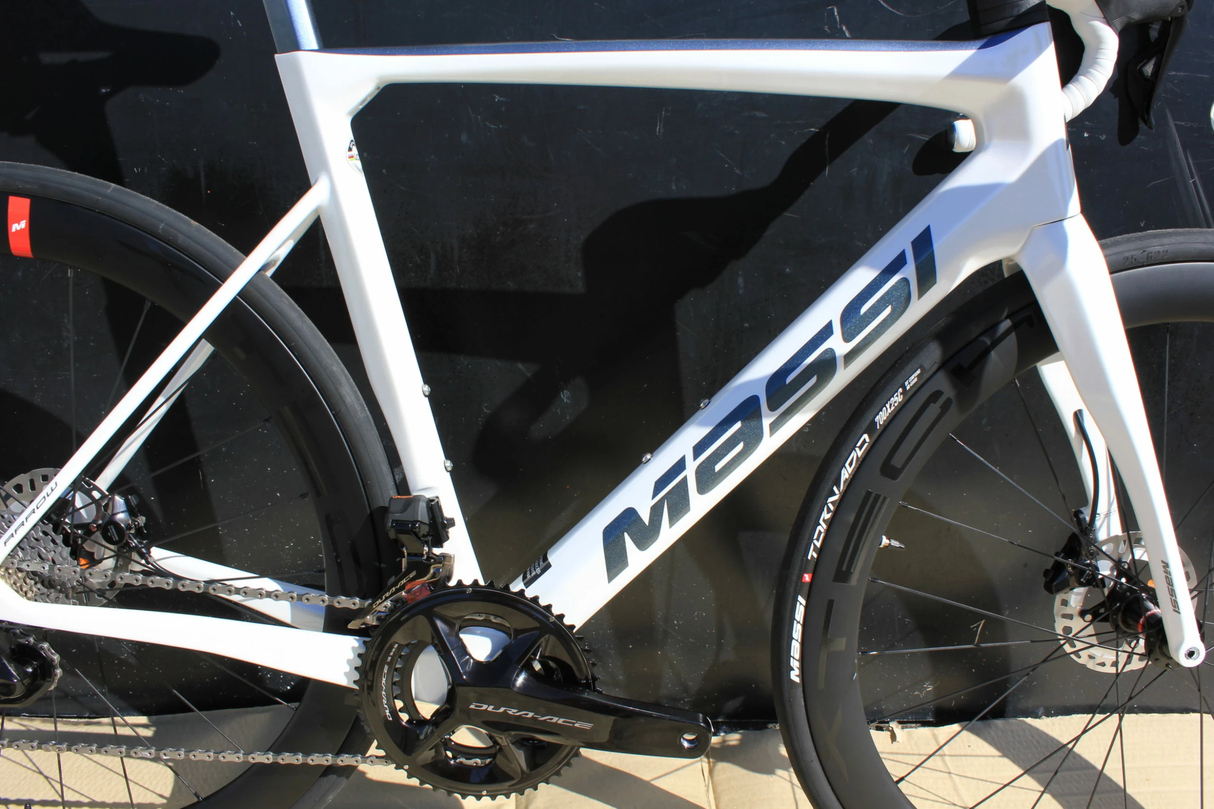 BH Vélo MASSI ARROW Race Carbone Shimano 105 Di2 12V Blanc 4 BH Vélo MASSI ARROW Race Carbone Shimano 105 Di2 12V Blanc – Image 2